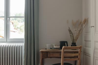 Table dressée en extérieur avec boissons fraîches, carafes d'eau infusée, bouteilles et verres sur une nappe blanche.