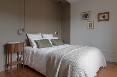 Table dressée en extérieur avec boissons fraîches, carafes d'eau infusée, bouteilles et verres sur une nappe blanche.