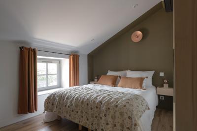 Table dressée en extérieur avec boissons fraîches, carafes d'eau infusée, bouteilles et verres sur une nappe blanche.