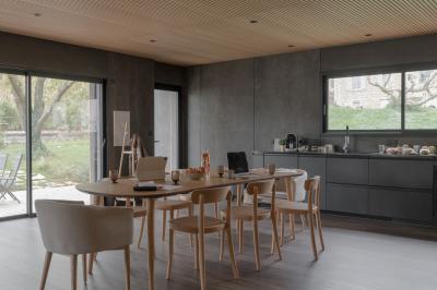 Table dressée en extérieur avec boissons fraîches, carafes d'eau infusée, bouteilles et verres sur une nappe blanche.