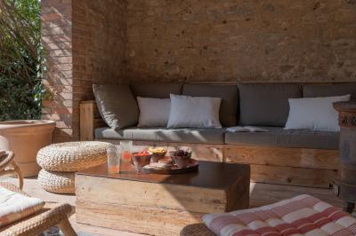 Table dressée en extérieur avec boissons fraîches, carafes d'eau infusée, bouteilles et verres sur une nappe blanche.