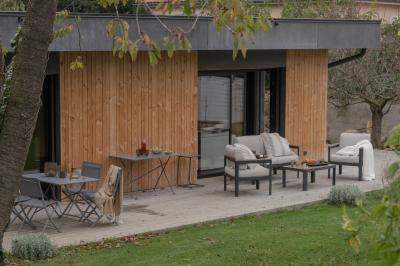 Table dressée en extérieur avec boissons fraîches, carafes d'eau infusée, bouteilles et verres sur une nappe blanche.
