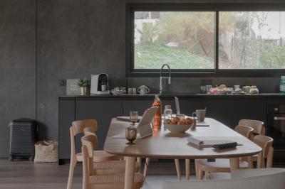 Table dressée en extérieur avec boissons fraîches, carafes d'eau infusée, bouteilles et verres sur une nappe blanche.