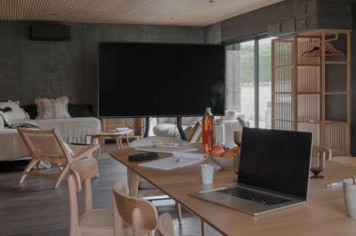 Table dressée en extérieur avec boissons fraîches, carafes d'eau infusée, bouteilles et verres sur une nappe blanche.