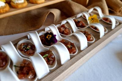 Miniature Traiteur Grigny (Essonne) - LCG Traiteur #22 Plat dressé avec une base de viande effilochée, purée de pommes de terre, feuilles de salade et sauce en décoration.