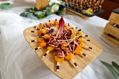 Miniature Traiteur Grigny (Essonne) - LCG Traiteur #30 Plat dressé avec une base de viande effilochée, purée de pommes de terre, feuilles de salade et sauce en décoration.