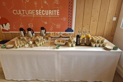 Miniature Traiteur Grigny (Essonne) - LCG Traiteur #45 Plat dressé avec une base de viande effilochée, purée de pommes de terre, feuilles de salade et sauce en décoration.