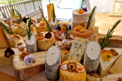 Miniature Traiteur Grigny (Essonne) - LCG Traiteur #55 Plat dressé avec une base de viande effilochée, purée de pommes de terre, feuilles de salade et sauce en décoration.