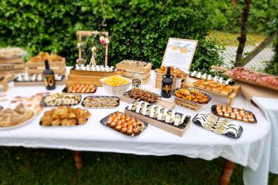 Miniature Traiteur Grigny (Essonne) - LCG Traiteur #57 Plat dressé avec une base de viande effilochée, purée de pommes de terre, feuilles de salade et sauce en décoration.