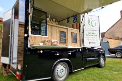 Miniature Traiteur Grigny (Essonne) - LCG Traiteur #61 Plat dressé avec une base de viande effilochée, purée de pommes de terre, feuilles de salade et sauce en décoration.
