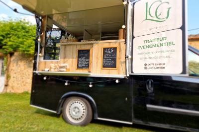 Miniature Traiteur Grigny (Essonne) - LCG Traiteur #63 Plat dressé avec une base de viande effilochée, purée de pommes de terre, feuilles de salade et sauce en décoration.