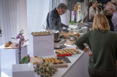 Miniature Buffet cocktail + animation pâtes Plat dressé avec une base de viande effilochée, purée de pommes de terre, feuilles de salade et sauce en décoration.