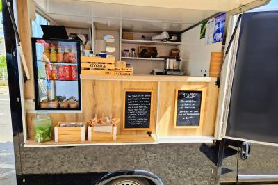 Miniature Food Truck caméléon Plat dressé avec une base de viande effilochée, purée de pommes de terre, feuilles de salade et sauce en décoration.