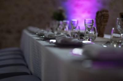 Miniature La table des Mariés Plat dressé avec une base de viande effilochée, purée de pommes de terre, feuilles de salade et sauce en décoration.