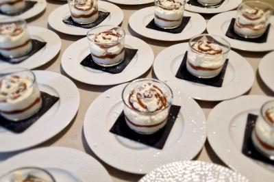 Miniature Mont Blanc (crème fouettée, crème de marron et éclats de meringue) Plat dressé avec une base de viande effilochée, purée de pommes de terre, feuilles de salade et sauce en décoration.