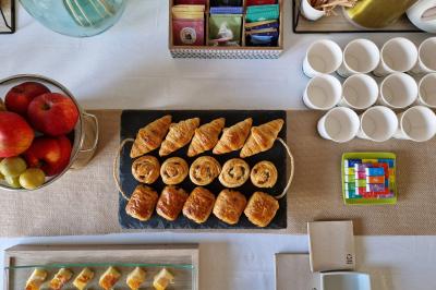 Miniature Petit dej vu de haut Plat dressé avec une base de viande effilochée, purée de pommes de terre, feuilles de salade et sauce en décoration.