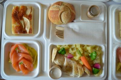 Miniature Plateau repas Plat dressé avec une base de viande effilochée, purée de pommes de terre, feuilles de salade et sauce en décoration.