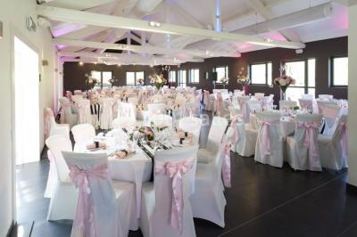 Miniature Location salle Péruwelz (Hainaut) - Le Domaine d'Arondeau #3 Assiette de mets variés avec saumon fumé, légumes et citron, servie sur une table dressée avec couverts et verres.