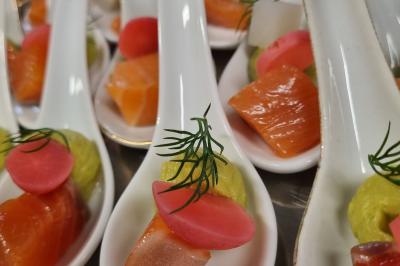 Miniature Location salle Péruwelz (Hainaut) - Le Domaine d'Arondeau #10 Assiette de mets variés avec saumon fumé, légumes et citron, servie sur une table dressée avec couverts et verres.