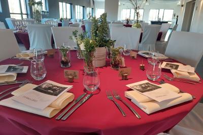 Miniature Location salle Péruwelz (Hainaut) - Le Domaine d'Arondeau #13 Assiette de mets variés avec saumon fumé, légumes et citron, servie sur une table dressée avec couverts et verres.