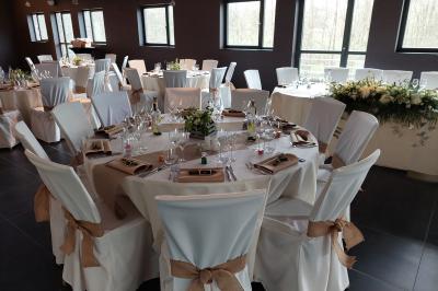 Miniature Location salle Péruwelz (Hainaut) - Le Domaine d'Arondeau #14 Assiette de mets variés avec saumon fumé, légumes et citron, servie sur une table dressée avec couverts et verres.