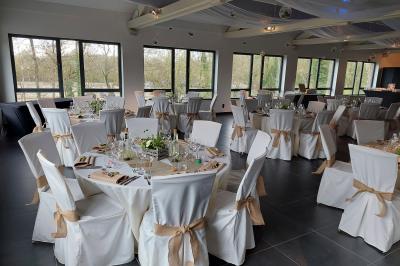 Miniature Location salle Péruwelz (Hainaut) - Le Domaine d'Arondeau #17 Assiette de mets variés avec saumon fumé, légumes et citron, servie sur une table dressée avec couverts et verres.