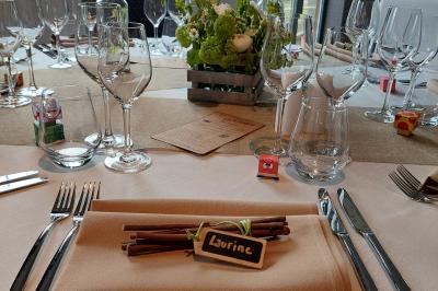 Miniature Location salle Péruwelz (Hainaut) - Le Domaine d'Arondeau #19 Assiette de mets variés avec saumon fumé, légumes et citron, servie sur une table dressée avec couverts et verres.