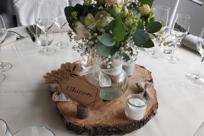 Miniature Location salle Péruwelz (Hainaut) - Le Domaine d'Arondeau #21 Assiette de mets variés avec saumon fumé, légumes et citron, servie sur une table dressée avec couverts et verres.
