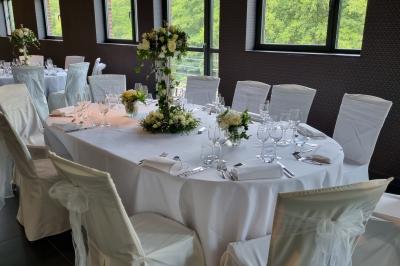 Miniature Location salle Péruwelz (Hainaut) - Le Domaine d'Arondeau #22 Assiette de mets variés avec saumon fumé, légumes et citron, servie sur une table dressée avec couverts et verres.
