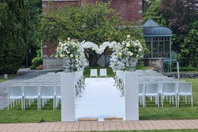 Miniature Location salle Péruwelz (Hainaut) - Le Domaine d'Arondeau #23 Assiette de mets variés avec saumon fumé, légumes et citron, servie sur une table dressée avec couverts et verres.