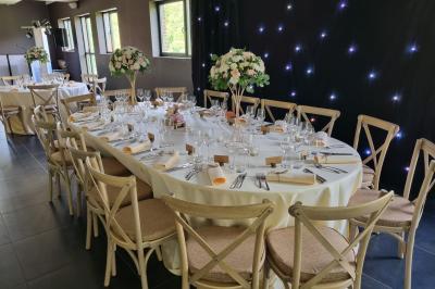 Miniature Location salle Péruwelz (Hainaut) - Le Domaine d'Arondeau #24 Assiette de mets variés avec saumon fumé, légumes et citron, servie sur une table dressée avec couverts et verres.