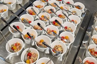 Miniature Location salle Péruwelz (Hainaut) - Le Domaine d'Arondeau #26 Assiette de mets variés avec saumon fumé, légumes et citron, servie sur une table dressée avec couverts et verres.