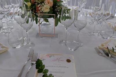 Miniature Location salle Péruwelz (Hainaut) - Le Domaine d'Arondeau #27 Assiette de mets variés avec saumon fumé, légumes et citron, servie sur une table dressée avec couverts et verres.