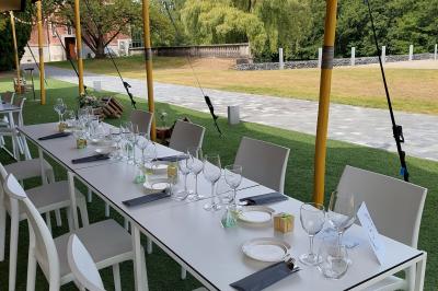 Miniature Location salle Péruwelz (Hainaut) - Le Domaine d'Arondeau #29 Assiette de mets variés avec saumon fumé, légumes et citron, servie sur une table dressée avec couverts et verres.