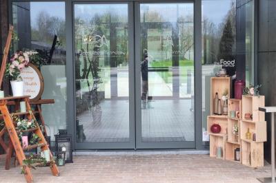 Miniature Location salle Péruwelz (Hainaut) - Le Domaine d'Arondeau #30 Assiette de mets variés avec saumon fumé, légumes et citron, servie sur une table dressée avec couverts et verres.