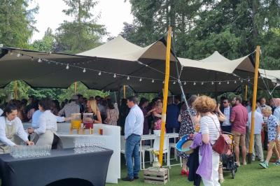 Miniature Location salle Péruwelz (Hainaut) - Le Domaine d'Arondeau #31 Assiette de mets variés avec saumon fumé, légumes et citron, servie sur une table dressée avec couverts et verres.