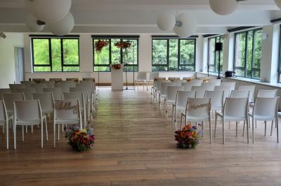 Miniature Location salle Péruwelz (Hainaut) - Le Domaine d'Arondeau #33 Assiette de mets variés avec saumon fumé, légumes et citron, servie sur une table dressée avec couverts et verres.