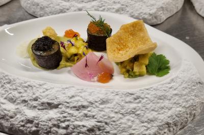 Miniature Location salle Péruwelz (Hainaut) - Le Domaine d'Arondeau #37 Assiette de mets variés avec saumon fumé, légumes et citron, servie sur une table dressée avec couverts et verres.