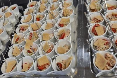 Miniature Location salle Péruwelz (Hainaut) - Le Domaine d'Arondeau #38 Assiette de mets variés avec saumon fumé, légumes et citron, servie sur une table dressée avec couverts et verres.