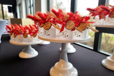 Miniature Location salle Péruwelz (Hainaut) - Le Domaine d'Arondeau #39 Assiette de mets variés avec saumon fumé, légumes et citron, servie sur une table dressée avec couverts et verres.