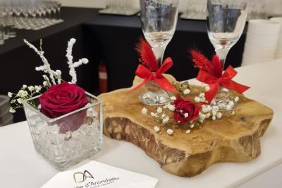 Miniature Location salle Péruwelz (Hainaut) - Le Domaine d'Arondeau #40 Assiette de mets variés avec saumon fumé, légumes et citron, servie sur une table dressée avec couverts et verres.