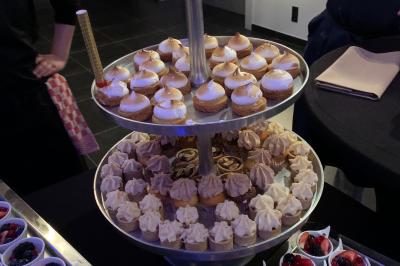 Miniature Location salle Péruwelz (Hainaut) - Le Domaine d'Arondeau #42 Assiette de mets variés avec saumon fumé, légumes et citron, servie sur une table dressée avec couverts et verres.