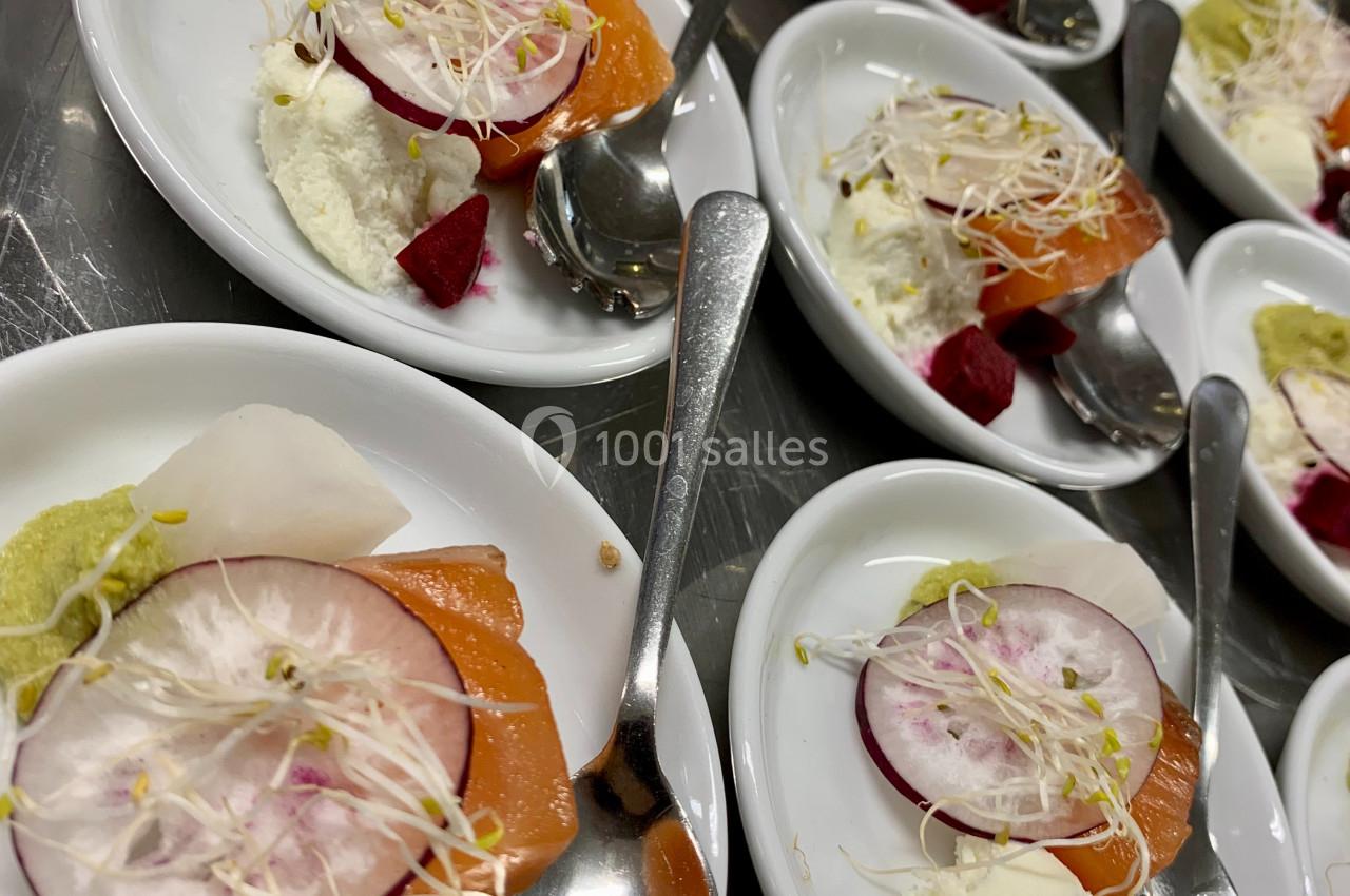 Assiettes individuelles garnies de saumon fumé, radis, betterave, fromage frais, germes et une cuillère.