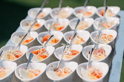 Miniature Location salle Péruwelz (Hainaut) - Le Domaine d'Arondeau #47 Assiette de mets variés avec saumon fumé, légumes et citron, servie sur une table dressée avec couverts et verres.
