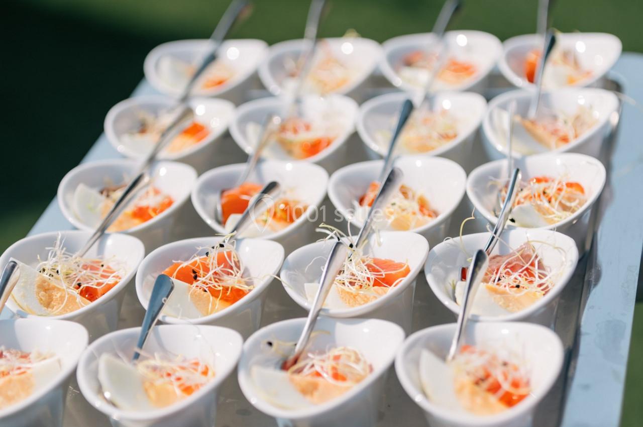 Plateau de verrines individuelles contenant des entrées à base de légumes, servies avec des cuillères.