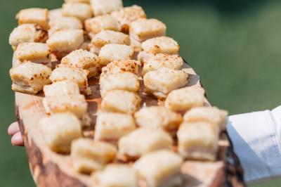 Miniature Location salle Péruwelz (Hainaut) - Le Domaine d'Arondeau #48 Assiette de mets variés avec saumon fumé, légumes et citron, servie sur une table dressée avec couverts et verres.