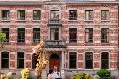 Miniature Location salle Péruwelz (Hainaut) - Le Domaine d'Arondeau #49 Assiette de mets variés avec saumon fumé, légumes et citron, servie sur une table dressée avec couverts et verres.