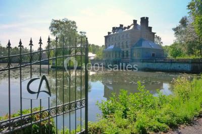 Miniature Location salle Péruwelz (Hainaut) - Le Domaine d'Arondeau #2 Assiette de mets variés avec saumon fumé, légumes et citron, servie sur une table dressée avec couverts et verres.