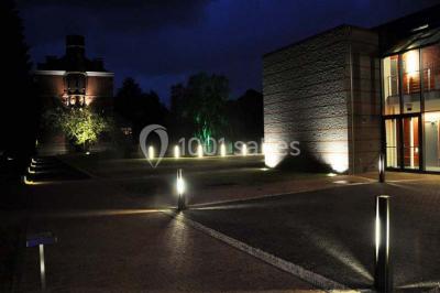 Miniature Location salle Péruwelz (Hainaut) - Le Domaine d'Arondeau #9 Assiette de mets variés avec saumon fumé, légumes et citron, servie sur une table dressée avec couverts et verres.