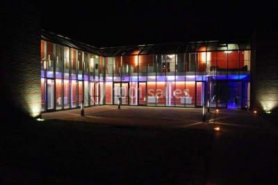 Miniature Location salle Péruwelz (Hainaut) - Le Domaine d'Arondeau #11 Assiette de mets variés avec saumon fumé, légumes et citron, servie sur une table dressée avec couverts et verres.